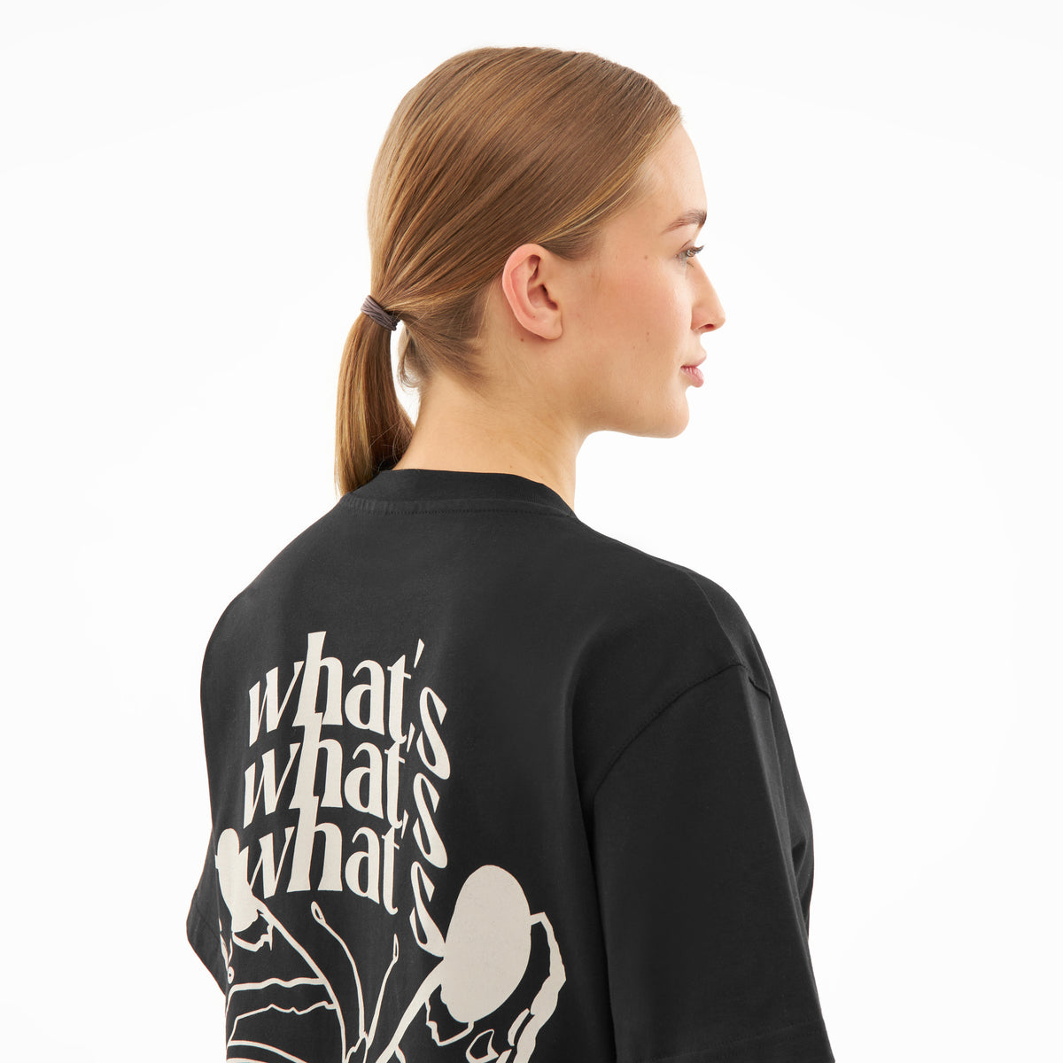 Schwarzes T-Shirt 'Sammy Butterfly' mit weißem Rückenprint und mehrfachem Schriftzug 'what's'