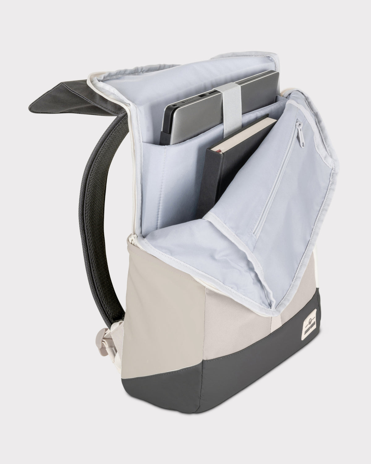 Geöffneter Tagesrucksack 'Mika' mit Laptop und Buch im gepolsterten Innenfach