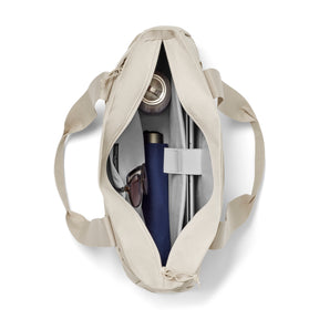 Sandfarbene Johnny Urban Tote Bag mit Blick ins Innere, enthält Trinkflasche, Sonnenbrille, Regenschirm und Laptopfach