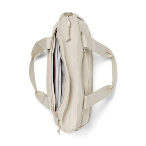 Sandfarbene Tote-Bag von Johnny Urban mit Reißverschluss und Dokumentenfach, gefüllt mit Papieren