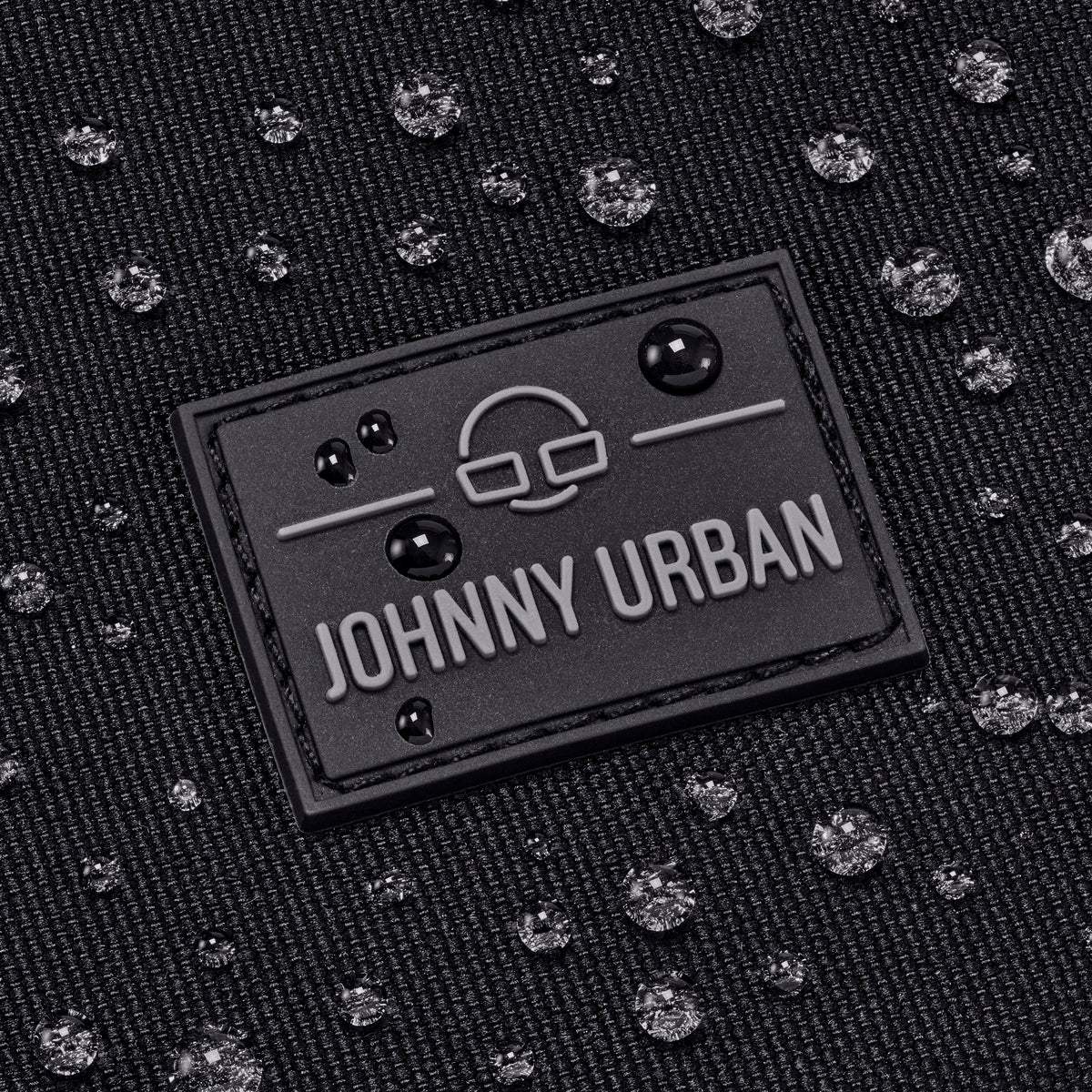 Wasserabweisender schwarzer Stoff mit Johnny Urban Logo und Wassertropfen, Umhängetasche 'Drew'