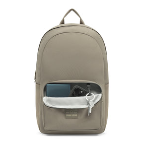 Rucksack 'Mo' von Johnny Urban in desert-grau, geöffnetes vorderes Fach mit Geldbörse, Smartphone und Schlüssel