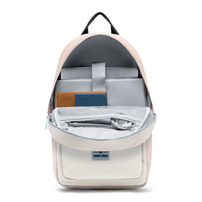 Johnny Urban Rucksack 'Mo' in Sand-Rose mit geöffnetem Hauptfach und Organizerfächern