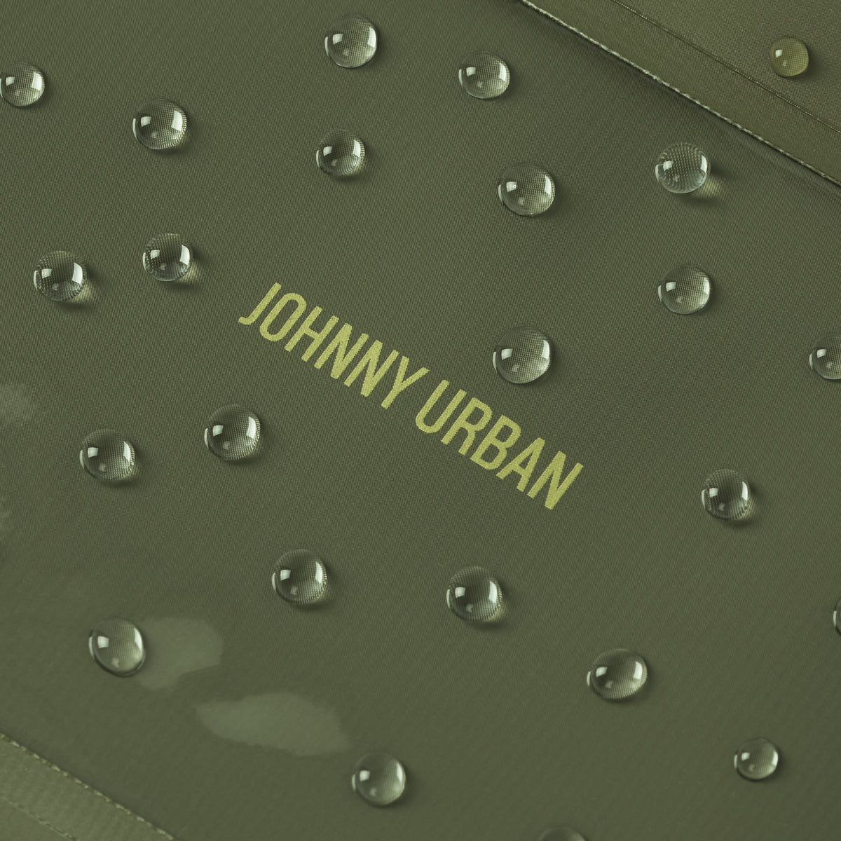 Wasserabweisender Dry Bag 'Alfie' von Johnny Urban in Olivgrün mit Wassertröpfchen