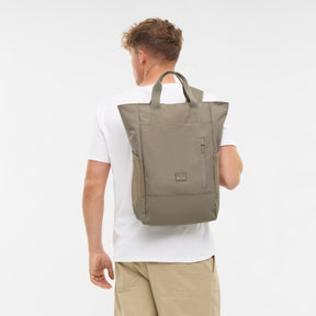 Mann von hinten mit Wickeltasche 'Blair' in Desert Grey, Trageträger und Griffe sichtbar