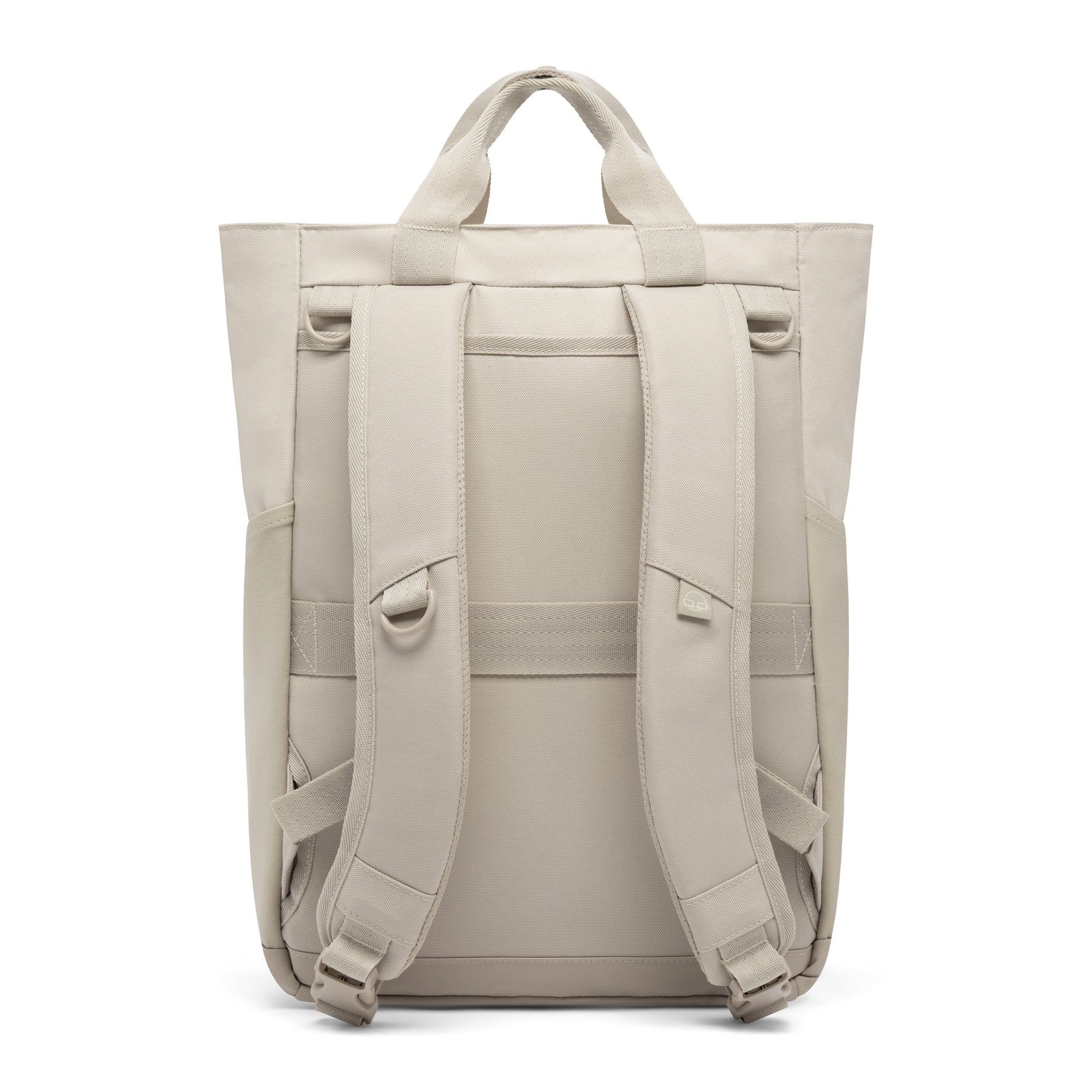 Rückseite der sandfarbenen Wickeltasche 'Blair' von Johnny Urban mit gepolsterten Schultergurten und Tragegriffen