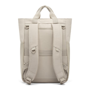 Rückseite der sandfarbenen Wickeltasche 'Blair' von Johnny Urban mit gepolsterten Schultergurten und Tragegriffen