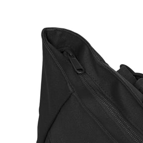 Schwarze Johnny Urban Wickeltasche 'Blair' aus robustem Stoff mit Reißverschluss am oberen Rand