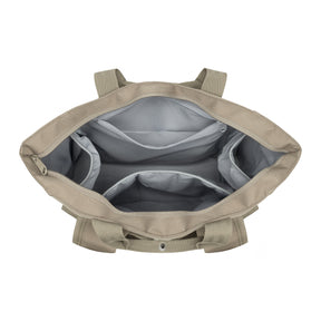 Offener Blick in die beige Wickeltasche 'Blair' mit mehreren Innenfächern