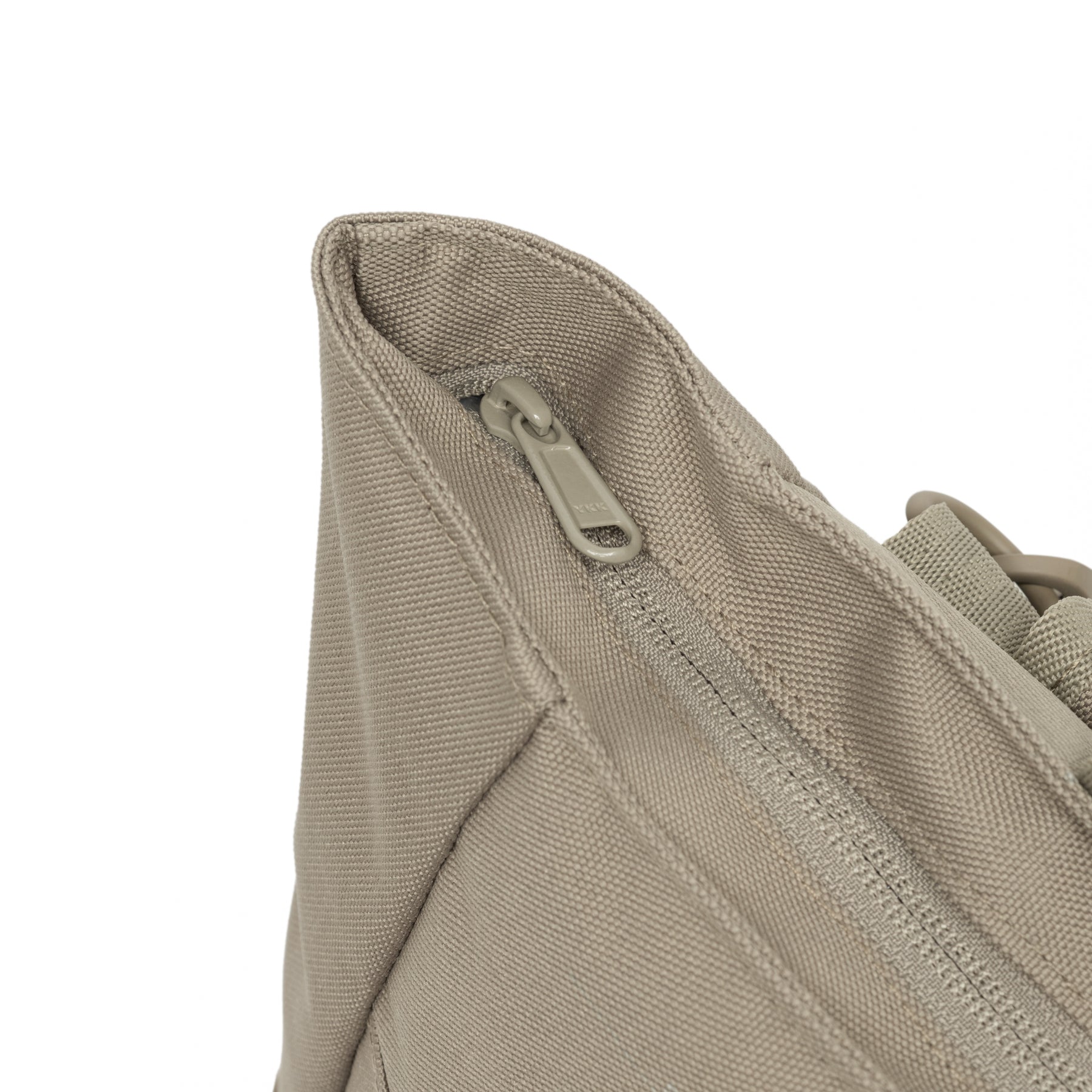 Wickeltasche 'Blair' in desertgrauer Farbe aus strapazierfähigem Material mit Reißverschluss