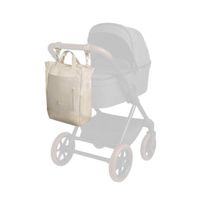 Beige Wickeltasche 'Blair' aus robustem Material, an Kinderwagen befestigt