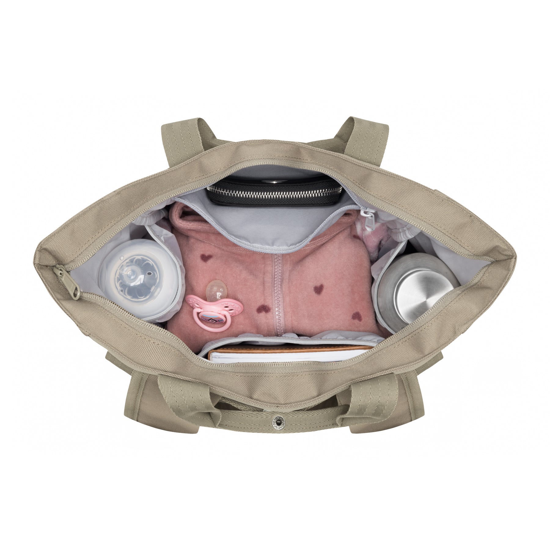 Wickeltasche 'Blair' in desertgrau mit Babyflasche, rosa Kleidung, Schnuller und Thermosflasche im Inneren