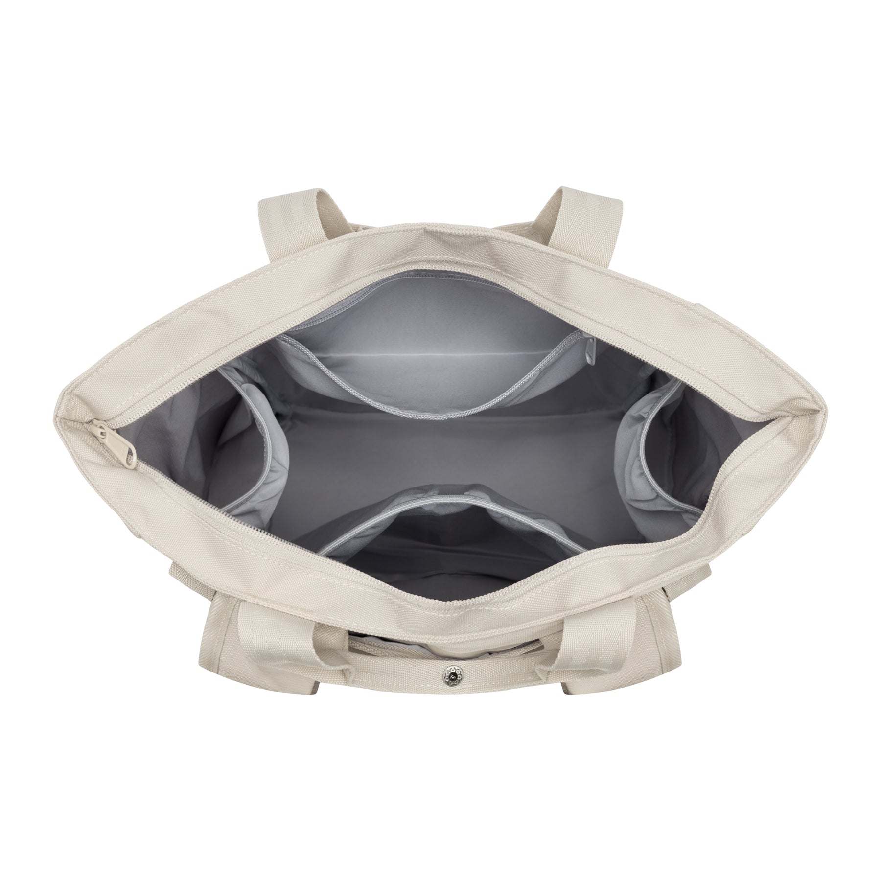 Innenansicht der sandfarbenen Wickeltasche 'Blair' mit mehreren Innentaschen und Reißverschluss