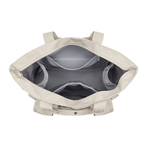 Innenansicht der sandfarbenen Wickeltasche 'Blair' mit mehreren Innentaschen und Reißverschluss