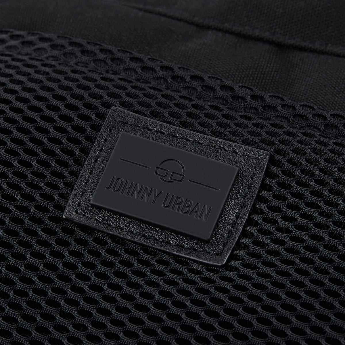 Schwarzes Netzmaterial mit Johnny Urban Markenetikett auf Handtasche 'Maddy'