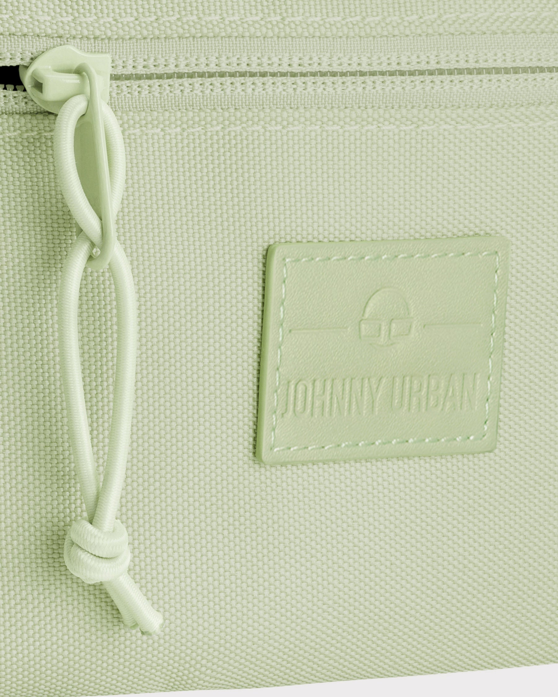 Nahaufnahme der limettengrünen Bauchtasche 'Erik Small' von Johnny Urban mit Reißverschluss und Logoetikett