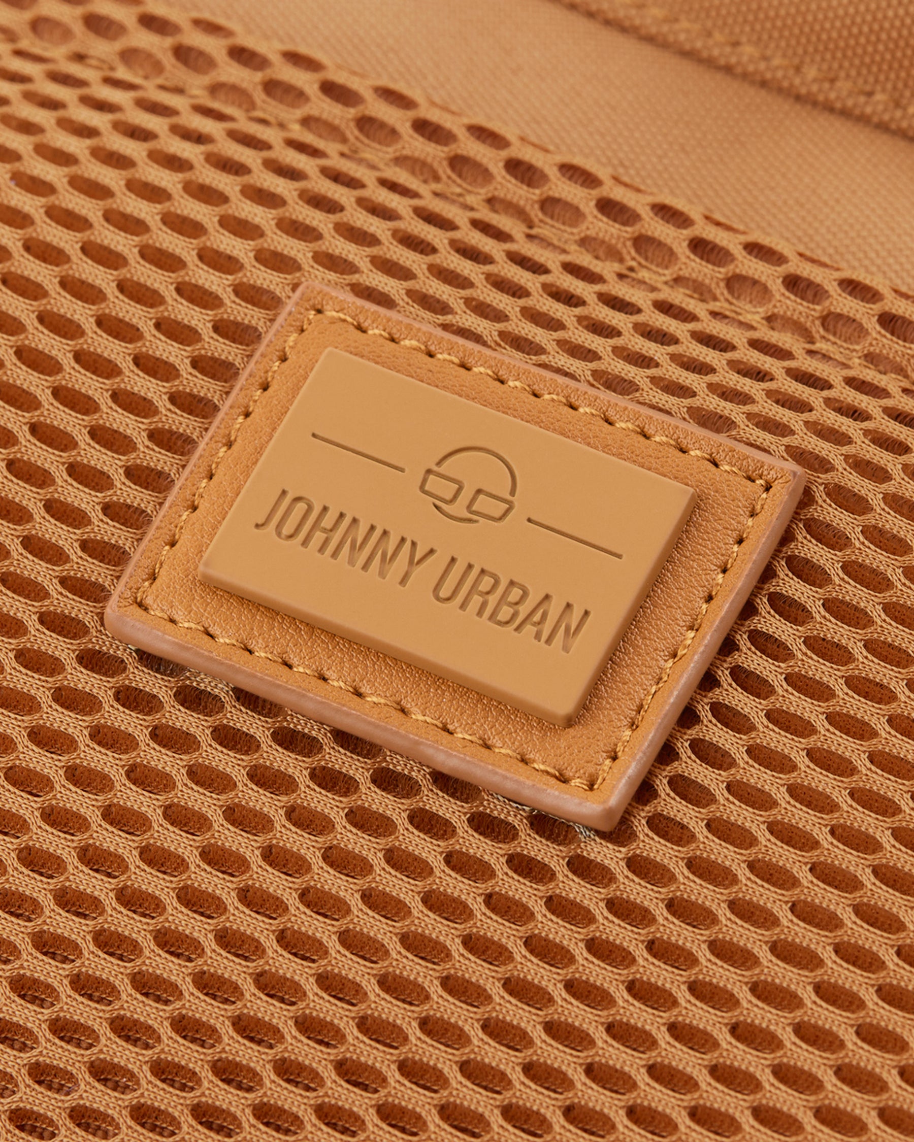 Cargo-Netzstoff und Lederetikett mit Logo 'Johnny Urban' in karamellfarbener Umhängetasche 'Elliot'