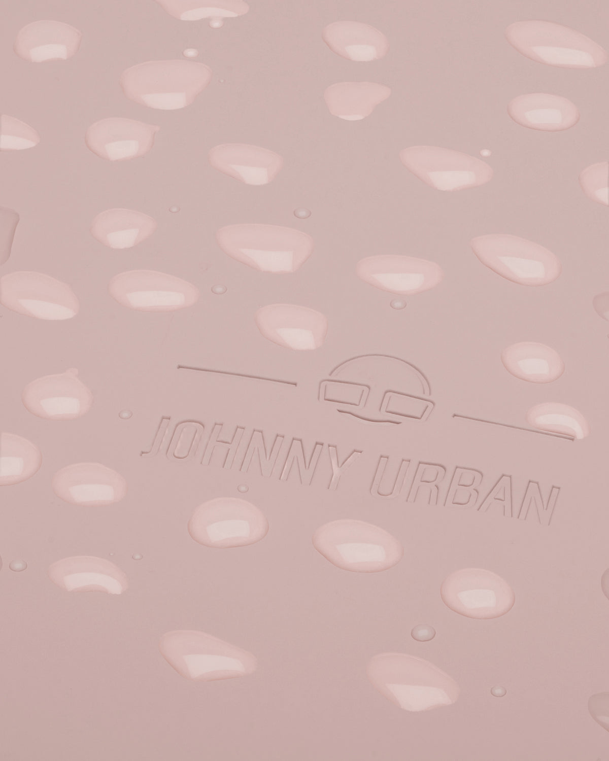Nahaufnahme des rosa, regenfesten Damenrucksacks 'Hailey' von Johnny Urban mit Wassertropfen