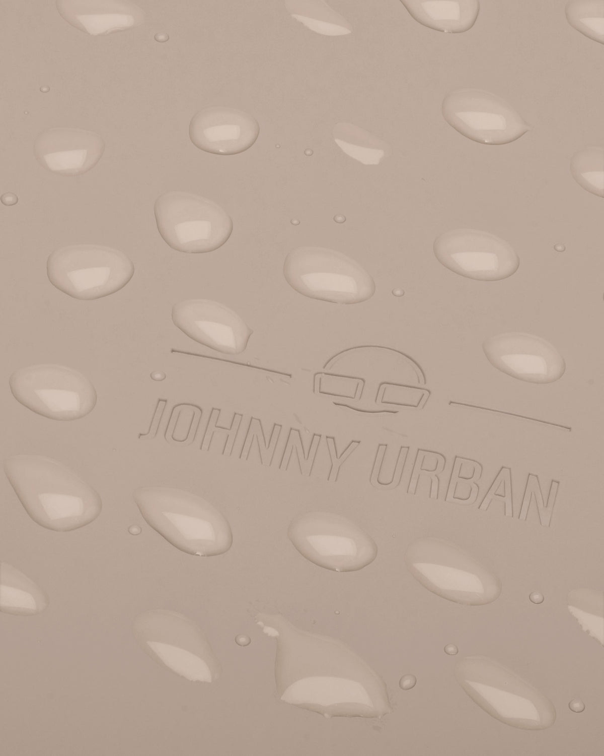 Nahe Aufnahme der wasserabweisenden Oberfläche des beigen Damenrucksacks 'Hailey' von Johnny Urban mit sichtbaren Wassertropfen