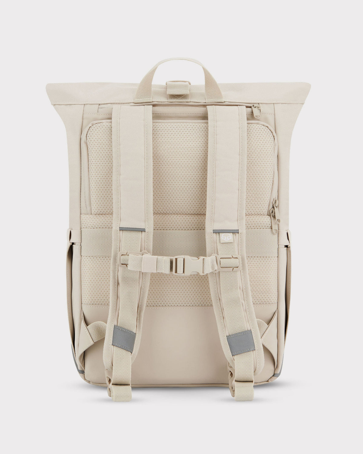 Beiger Rolltop Rucksack 'Robin Medium' von Johnny Urban mit gepolsterten, verstellbaren Trägern und Brustgurt, hinten sichtbar