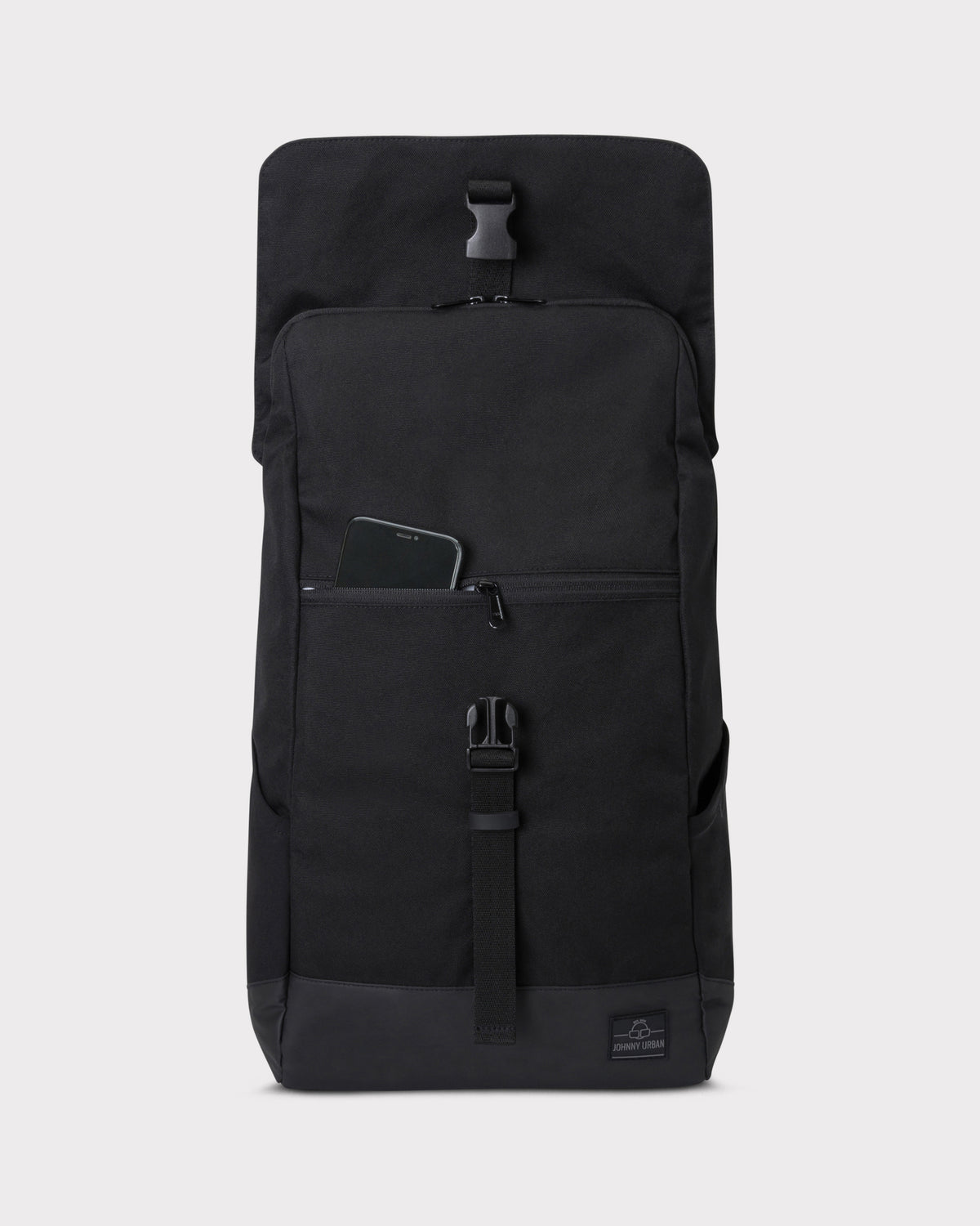 Schwarzer Tagesrucksack 'Mika' mit einem Smartphone in der vorderen Reißverschlusstasche