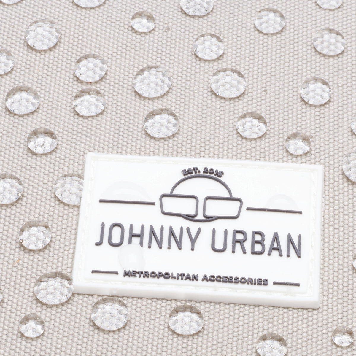 Nahaufnahme des wasserabweisenden Stoffs eines Damenrucksacks 'Romy' mit Johnny Urban Logo