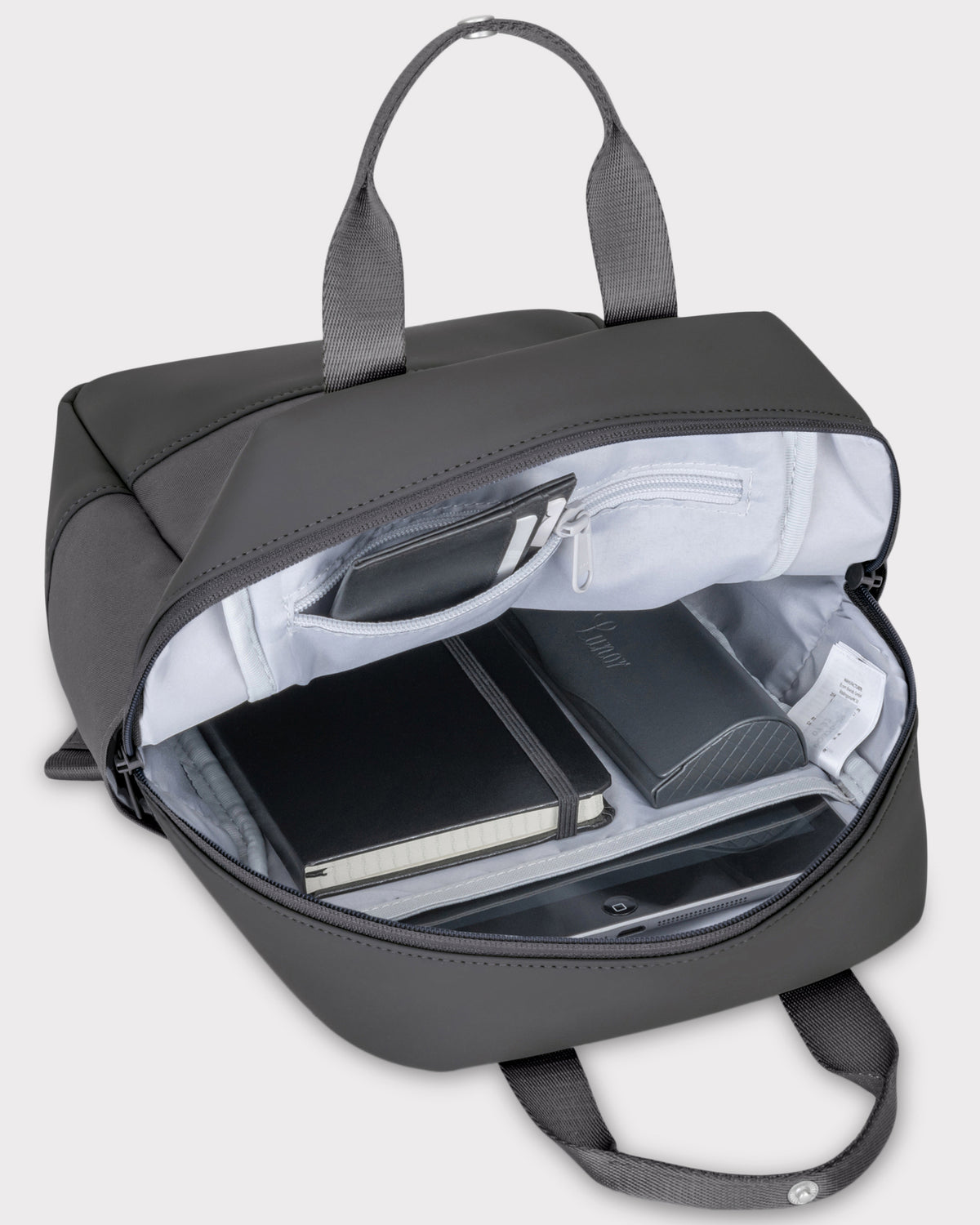 Dunkelgrauer Rucksack 'Jona Small' mit geöffnetem Hauptfach, Innenfächern und Notebook, Geldbörse, Notizbuch und Tablet darin