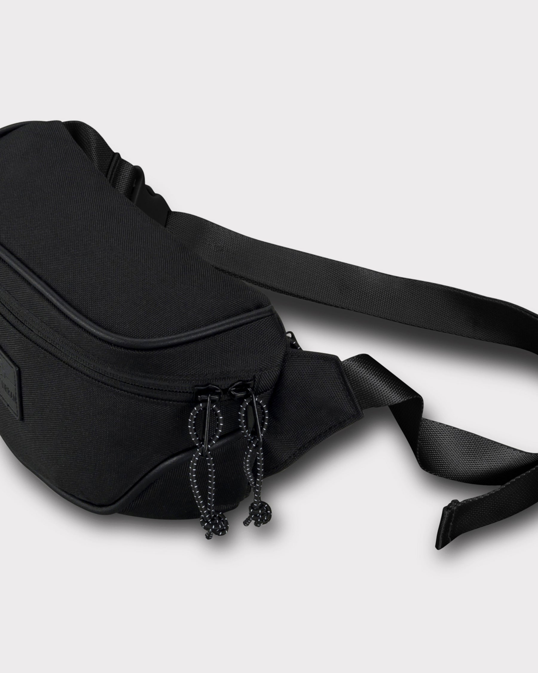 Schwarze nachhaltige Bauchtasche 'Ben' mit Reißverschluss und verstellbarem Gurt