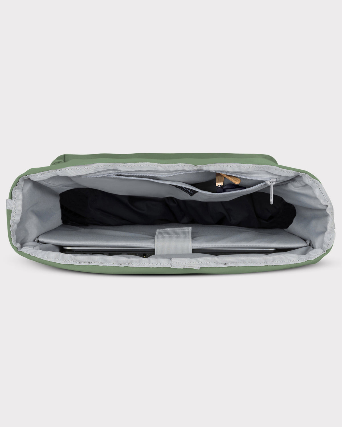Geöffneter grüner Rolltop Rucksack 'Robin Large' mit gepolstertem Laptopfach und innere Reißverschlusstasche