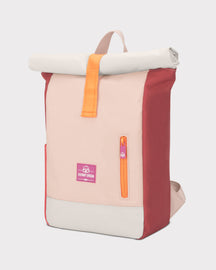 Rolltop Kinderrucksack 'Aaron' in Rosa mit bunten Farbstiften in vorderseitiger Reißverschlusstasche