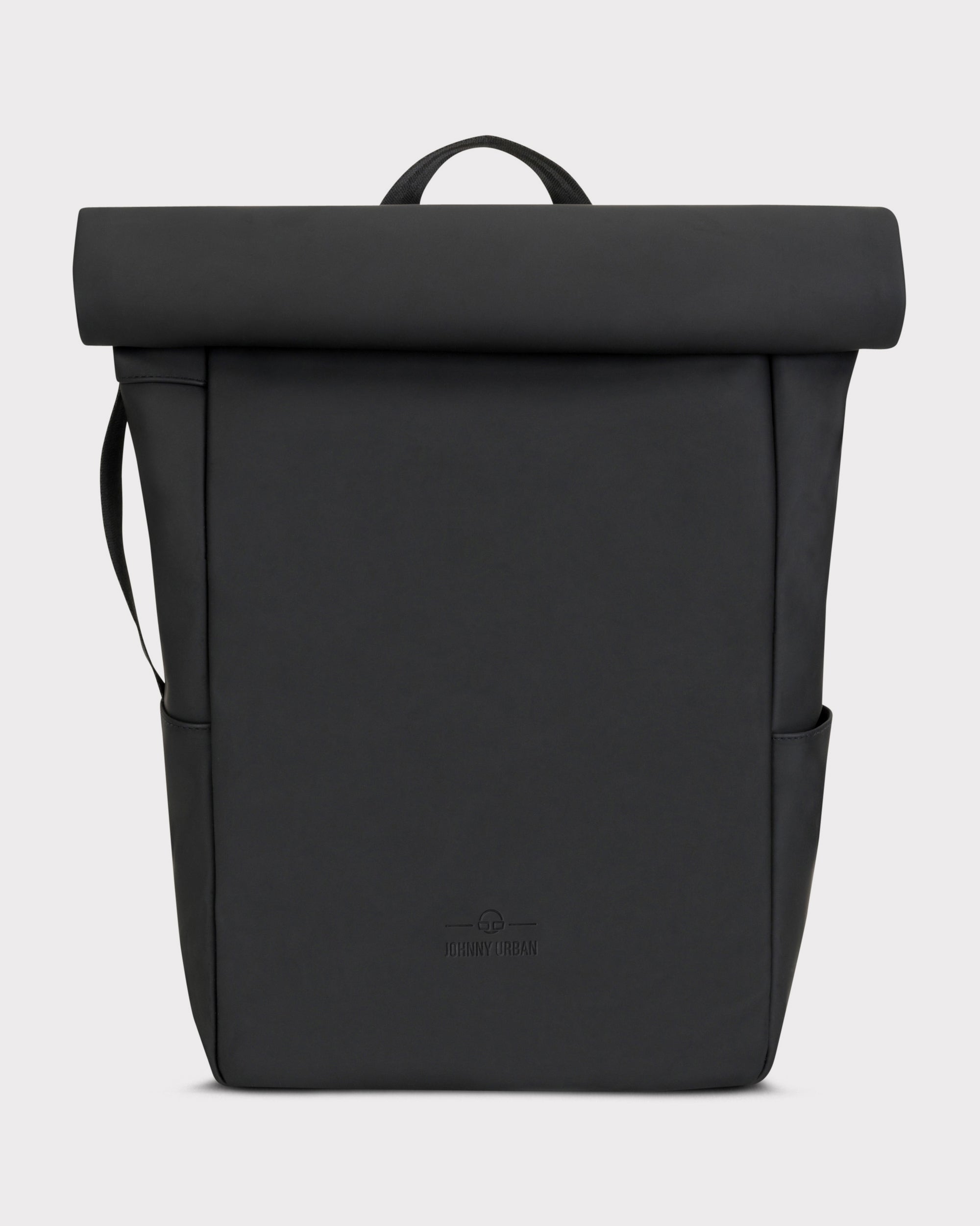 Schwarzer Rolltop-Rucksack 'Henry' von Johnny Urban mit schlichtem Design und seitlichen Taschen