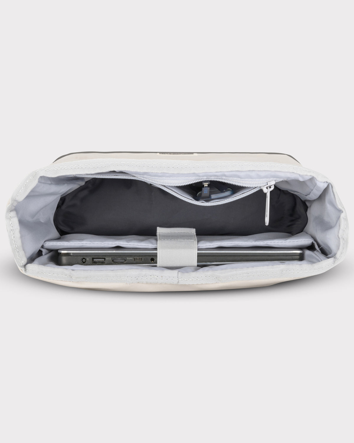 Innenansicht des Rolltop Rucksacks 'Ryan' mit gepolstertem Laptopfach und Reißverschlusstasche