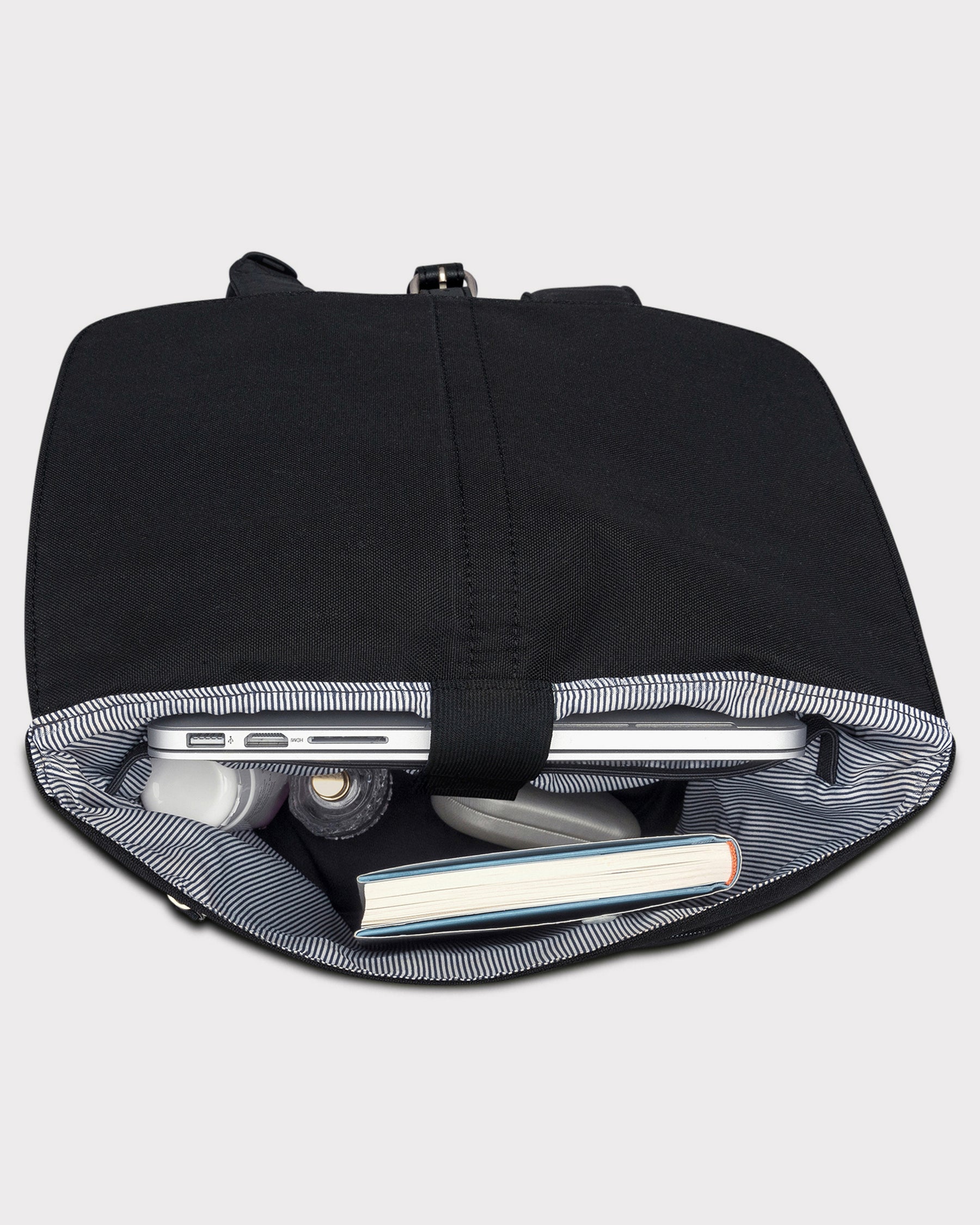 Schwarzer Damenrucksack 'Mia' mit gepolstertem Laptopfach, Innenfutter gestreift, mit Buch, Wasserflasche und Brillenetui gefüllt