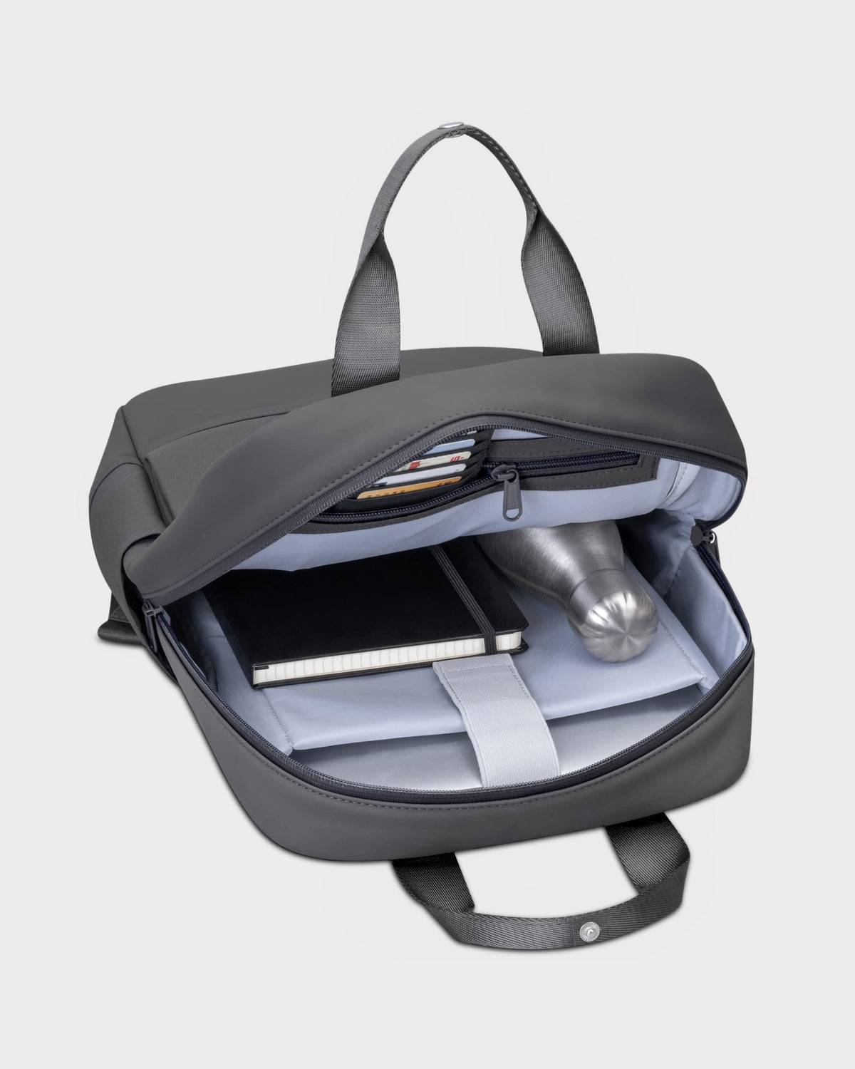 Offener grauer Rucksack 'Jona Medium' mit Innentaschen, Aluminiumflasche und Notizbuch