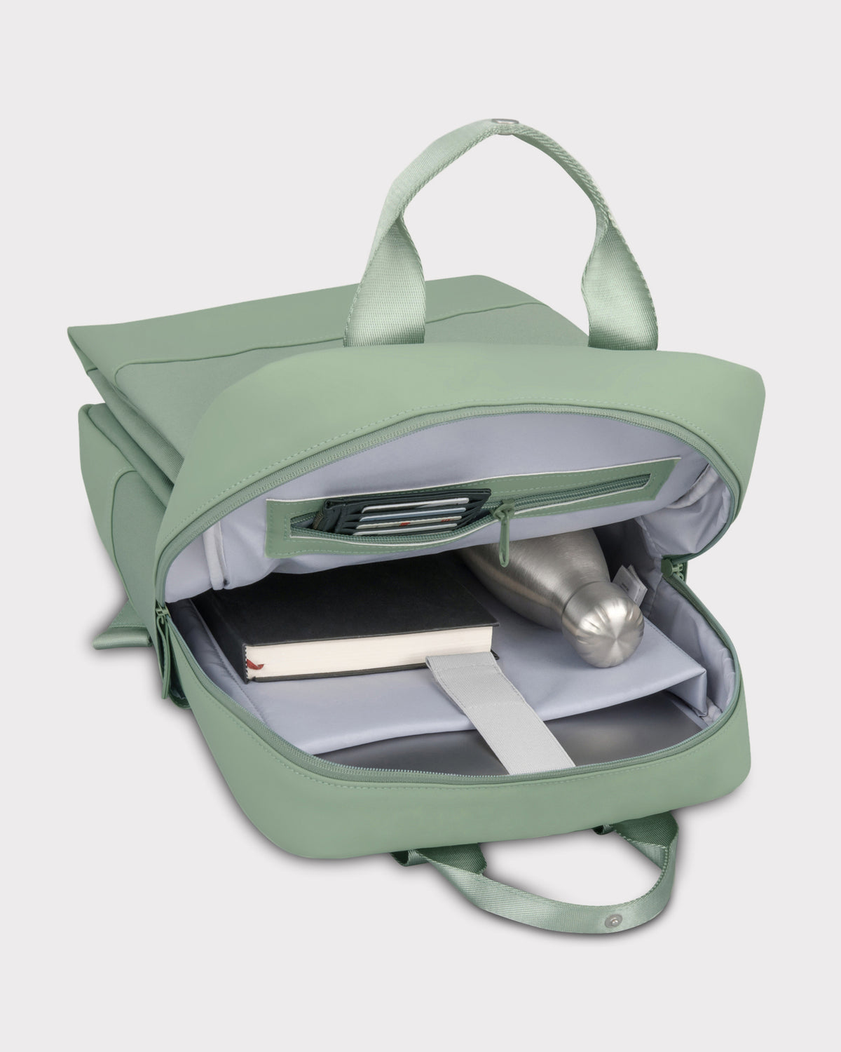 Grüner John Urban Rucksack 'Jona Large' mit geöffnetem Hauptfach, sichtbar sind ein Buch, eine Wasserflasche und Kartenfächer
