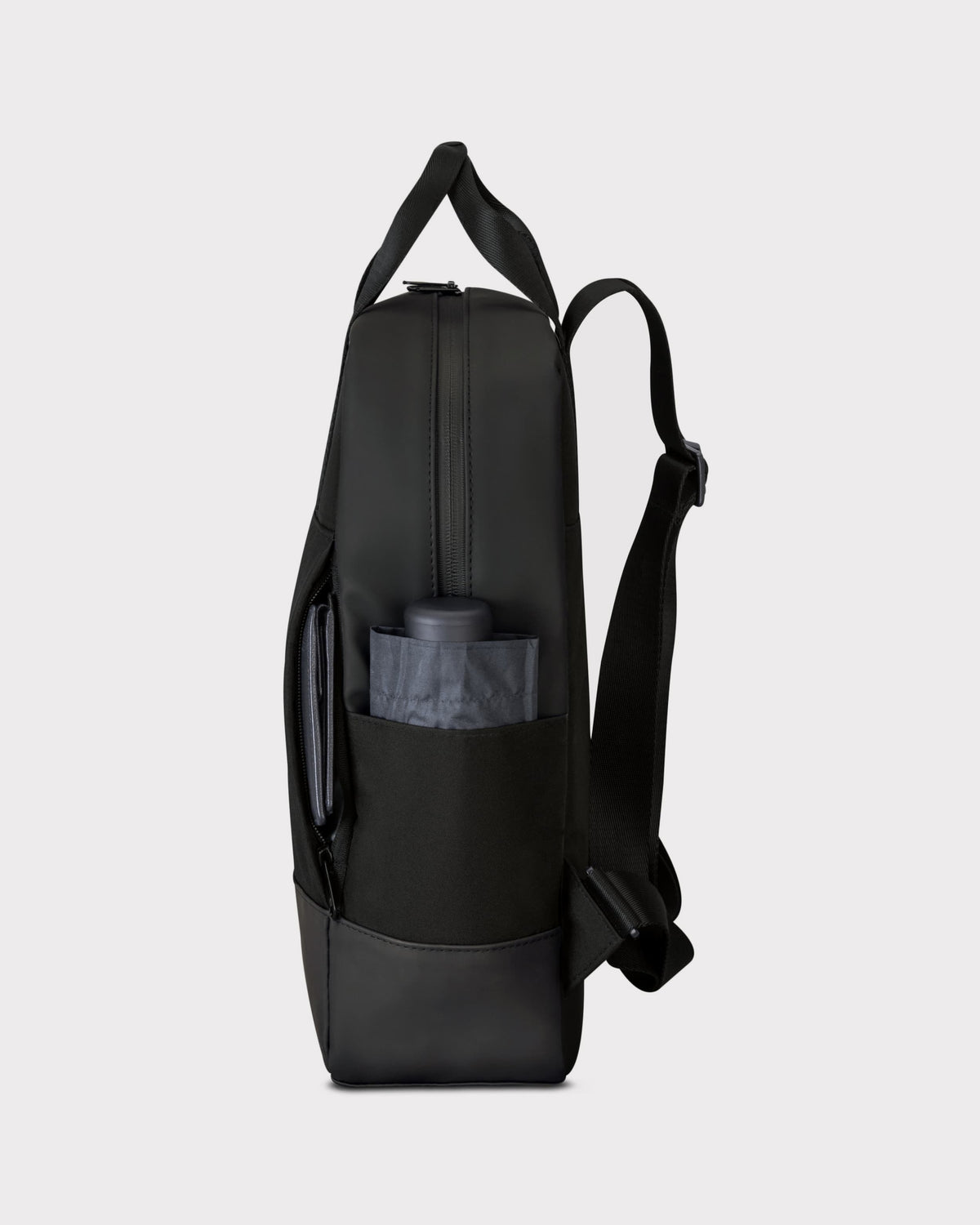 Schwarzer Rucksack 'Jona Medium' von Johnny Urban mit aufrechtem Seitenprofil, seitlicher Steckfach mit einer Wasserflasche und verstellbarem Schultergurt