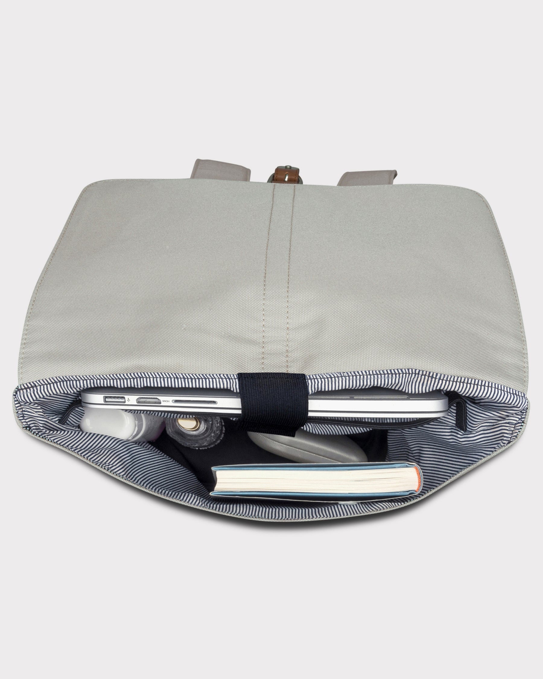Beiger Damenrucksack 'Mia' von Johnny Urban geöffnet mit Laptop, Buch und weiteren Gegenständen