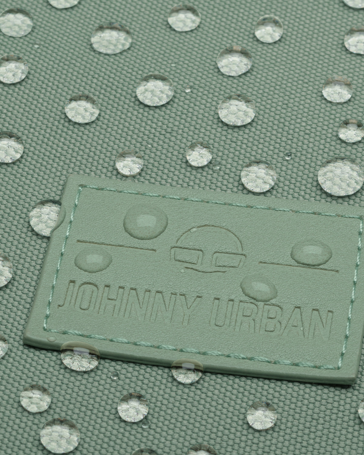 Wasserabweisendes Material und Logoaufnäher des JOHNNY URBAN Rucksacks Jona Large in Grün
