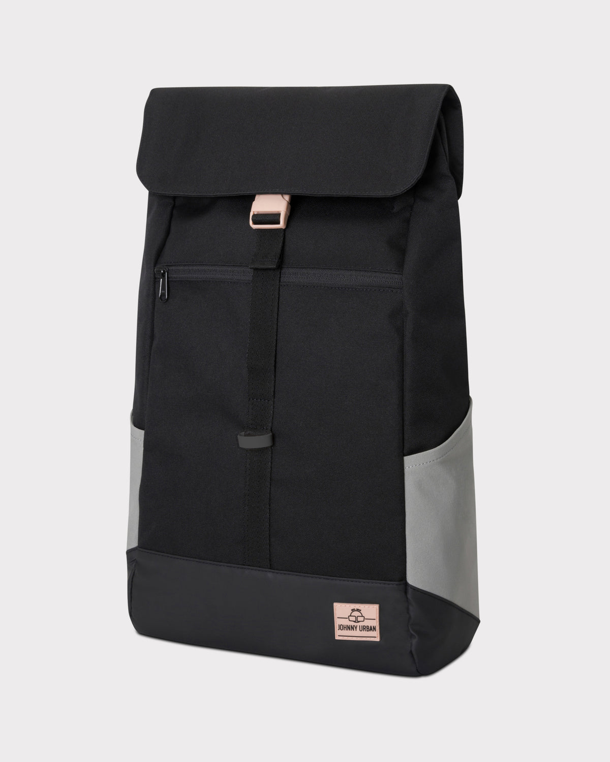 Schwarzer Tagesrucksack 'Mika' von Johnny Urban mit grauen Seitentaschen, rosa Schnalle und Frontreißverschluss