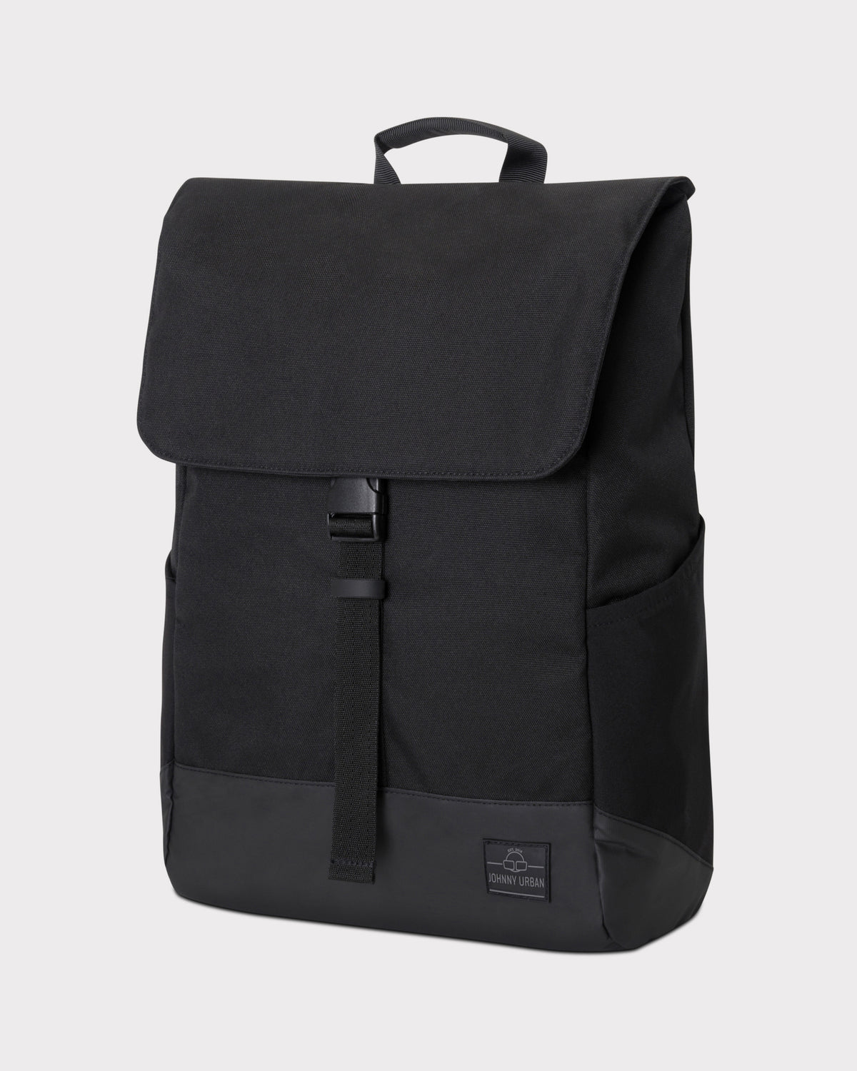 Schwarzer Tagesrucksack 'Mika' von Johnny Urban mit Klappe, Klickverschluss und seitlichen Taschen