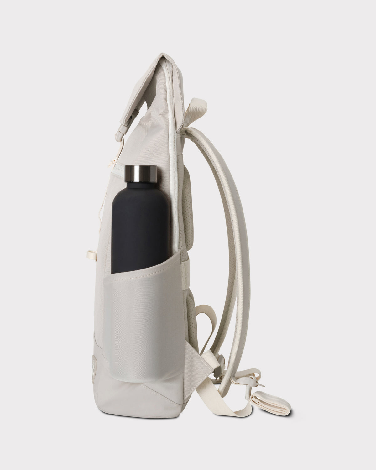 Beiger unisex Rucksack 'Mika' mit Seitentasche, darin eine schwarze Edelstahlflasche