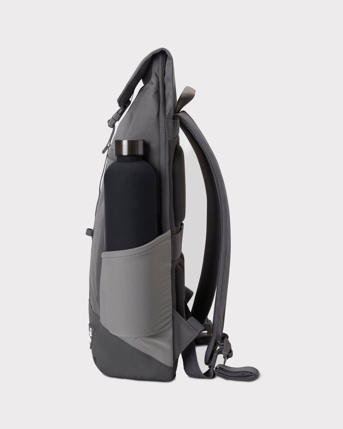 Dunkelgrauer Tagesrucksack 'Mika' für Damen mit Seitentasche und schwarzer Trinkflasche
