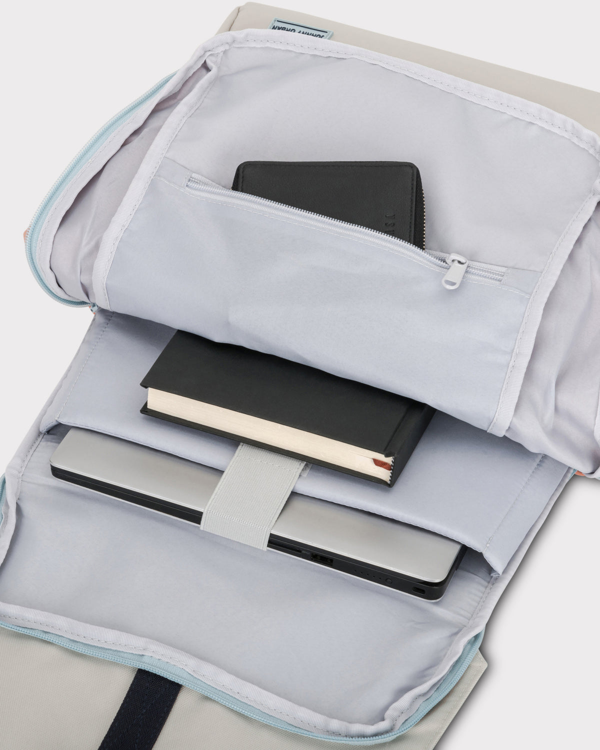 Offener Rucksack 'Mika' mit Laptopfach, Notizbuch und Geldbörse im Inneren